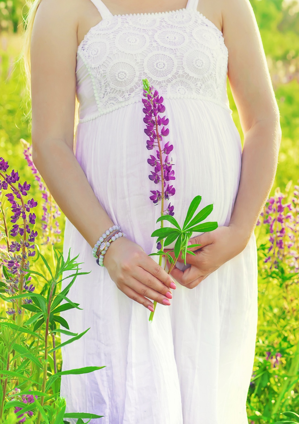Femme enceinte dans un champ de fleurs
